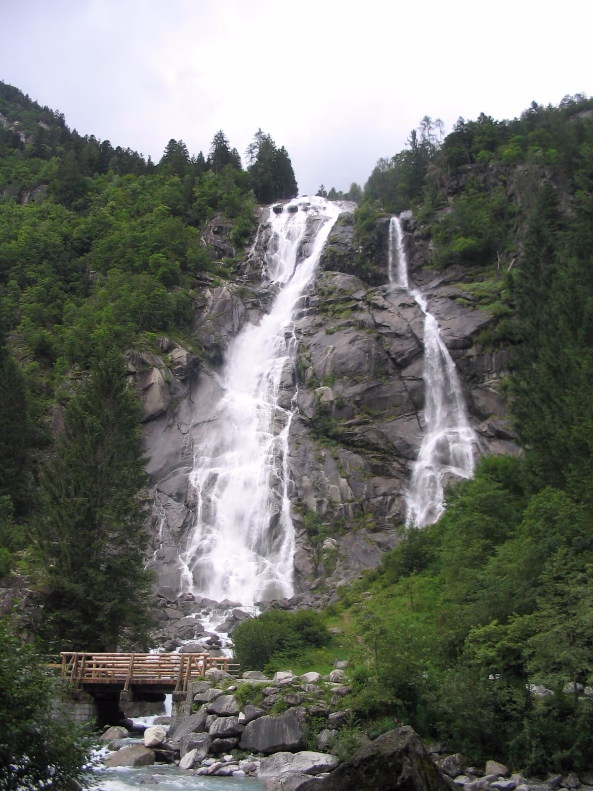 Wasserfalle im Trentino, die du zu Fuss erreichst: Spaziergange zwischen Wasser und Natur
