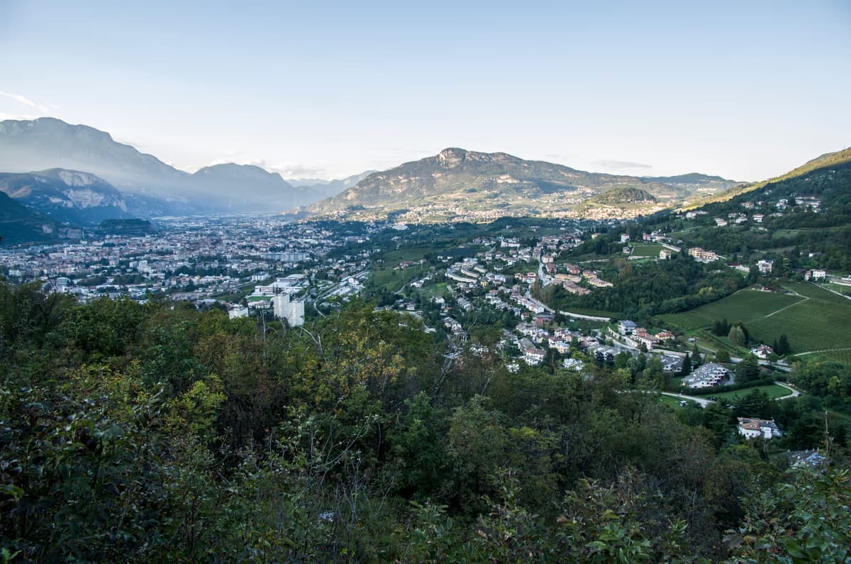 Wat te doen op de Altopiano della Vigolana: paden, panorama's en natuur boven de meren
