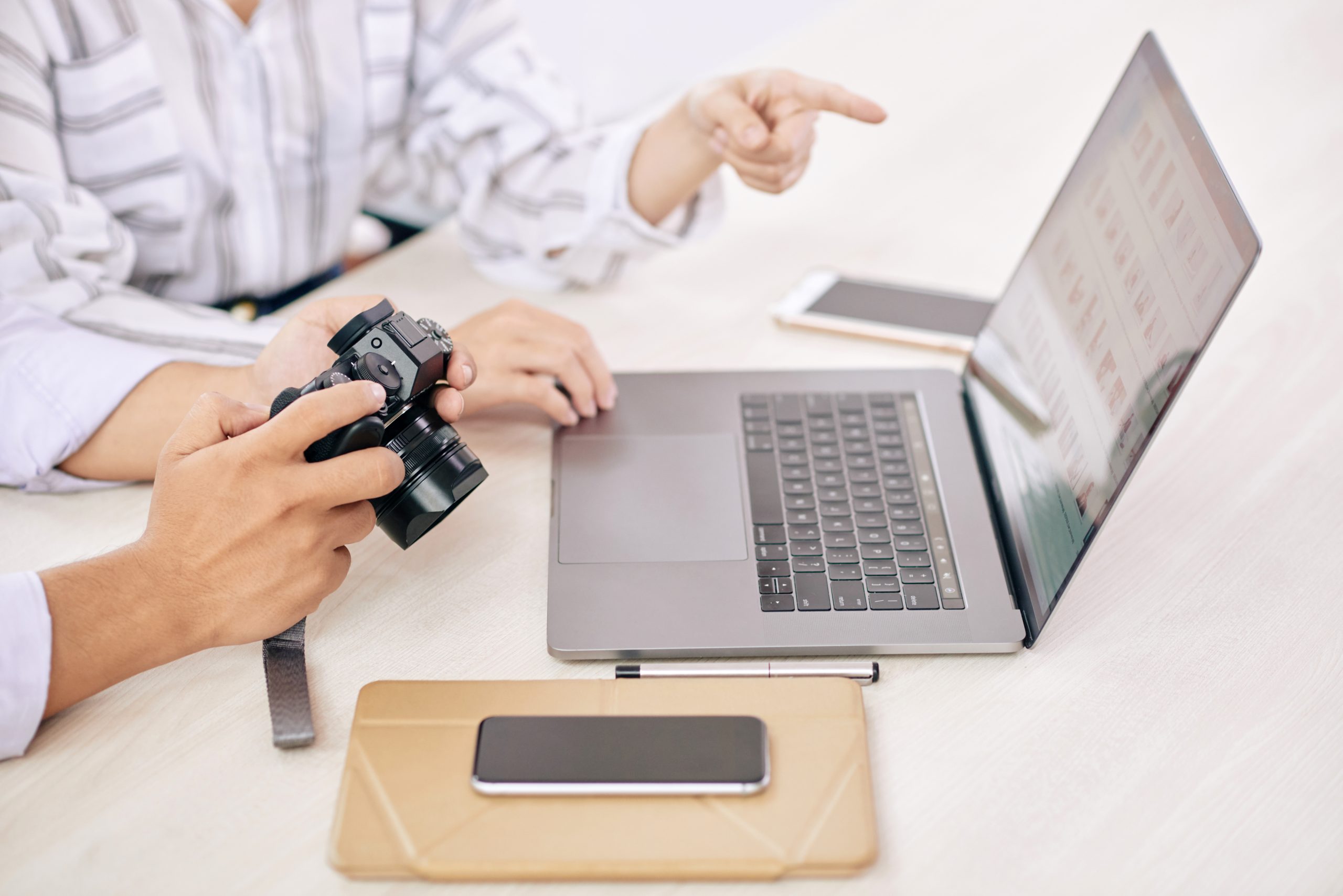 1coworking-photographers-with-gadget-desk-scaled