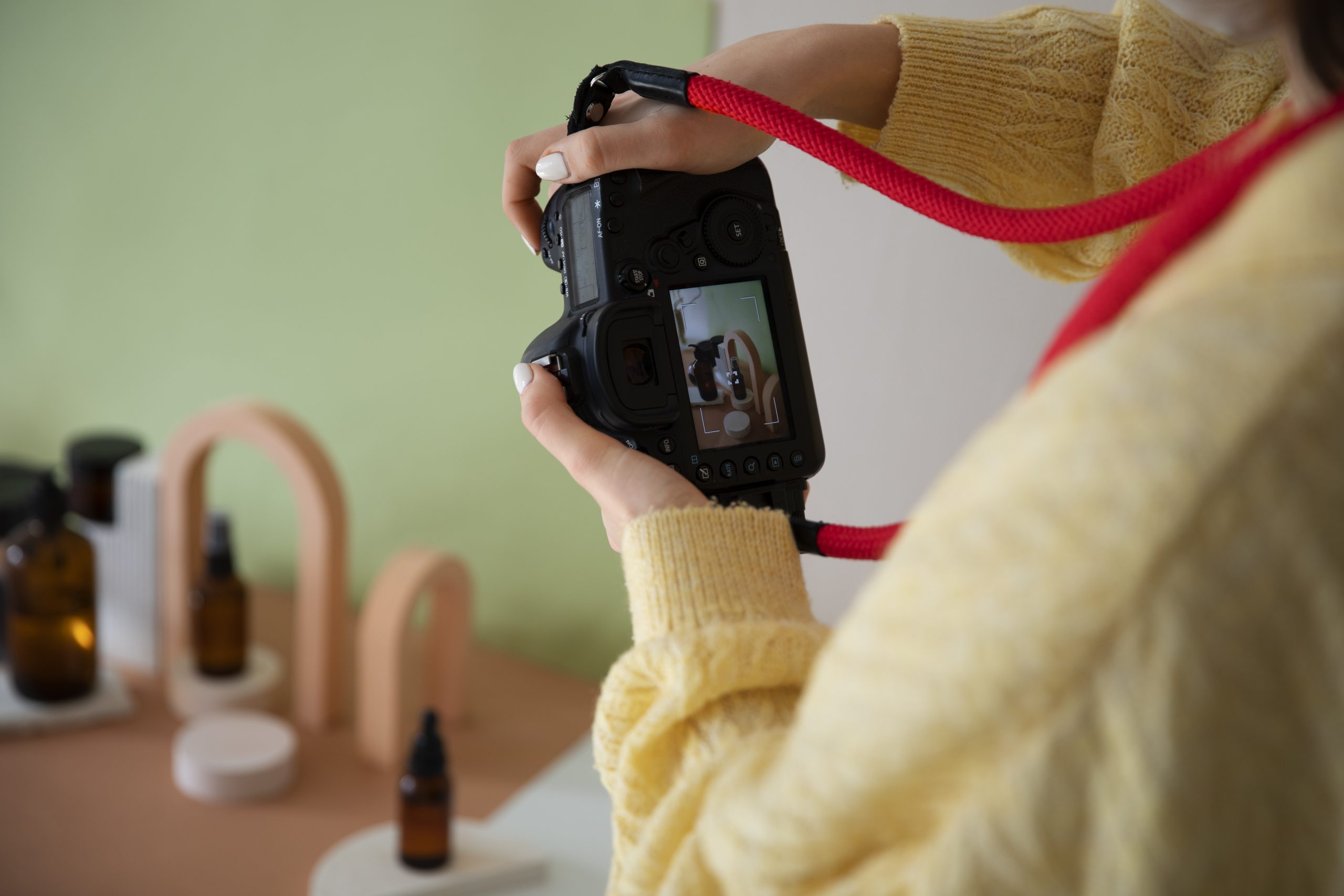 1side-view-woman-working-photography-studio-scaled